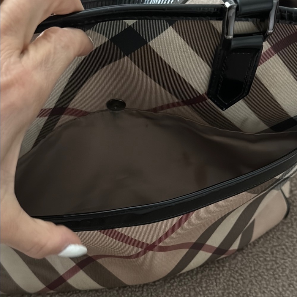 Authentic Burberry Cream and Black Shoulder Bag with Timeless Elegance - Picture 3 of 11